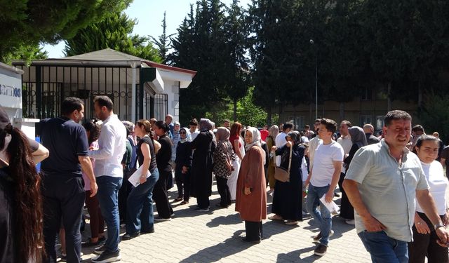 Öğrenciler içerde, veliler dışarda ter döktü