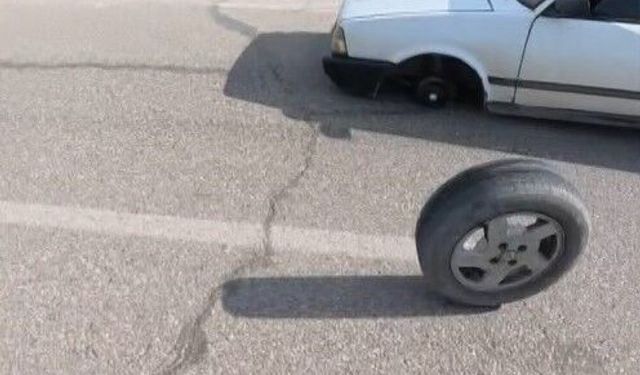 Seyir halindeki otomobilin lastiği yerinden çıktı