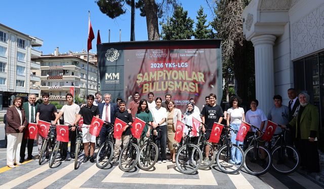 Başarılı öğrencilere altın ve bisiklet