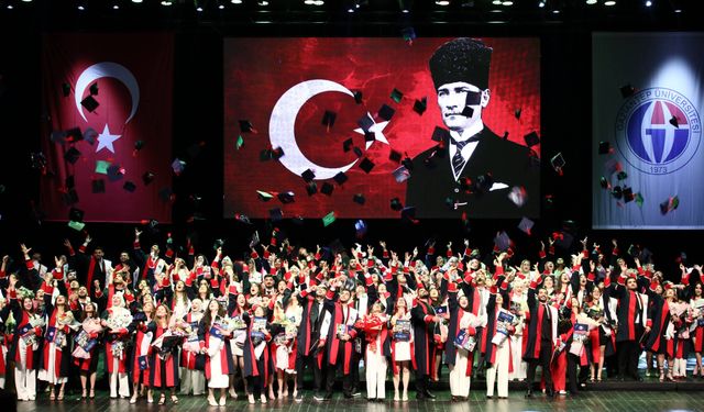 GAÜN’ün hukuk fakültesinde mezuniyet sevinci