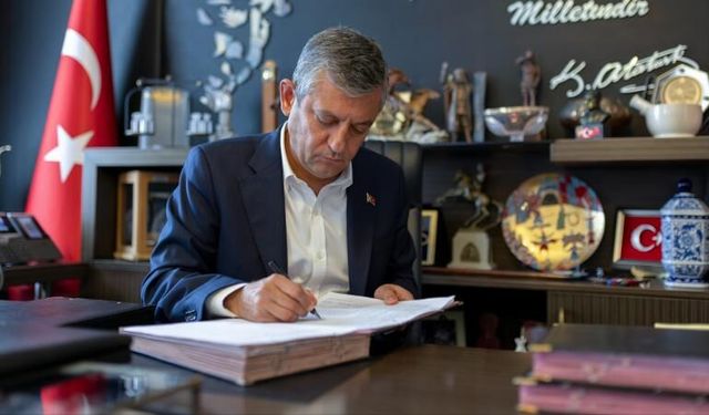 Özgür Özel 'Yeni Parti' için imzayı attı