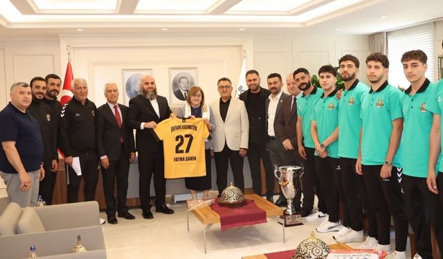 Şampiyonluk kupasını Fatma Şahin’e götürdüler