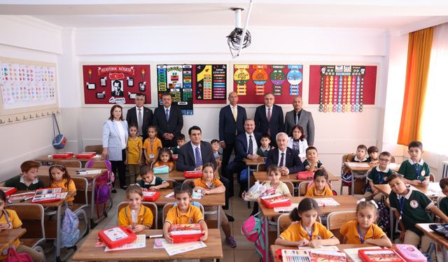 Umut Yılmaz’dan öğrencilere yeni yıl hediyesi