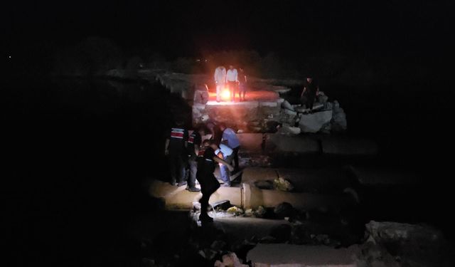 Yıkık köprüde mahsur kaldılar
