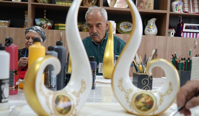 El sanatlarıyla hayata tutunuyor