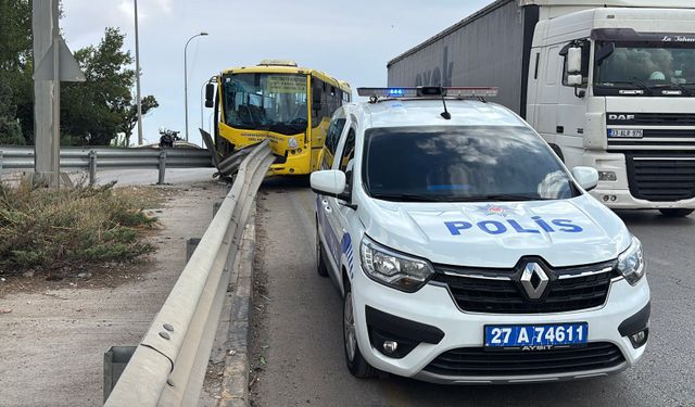 Halk otobüsü demir bariyerlere çarptı