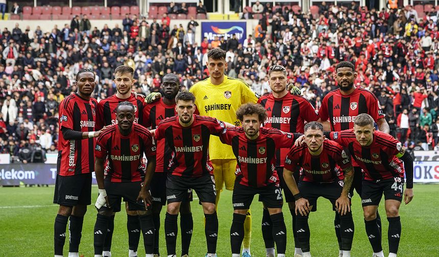 4 futbolcu uyarıldı