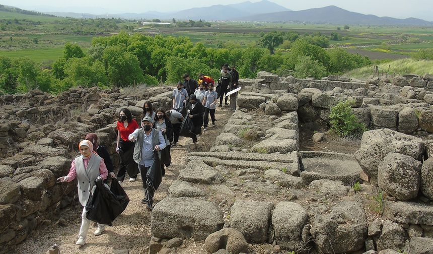 Arkeolojik parkta çevre temizliği yaptılar