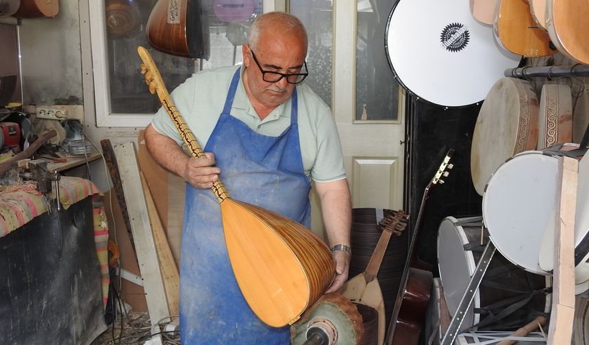 Bağlama ustası dertli