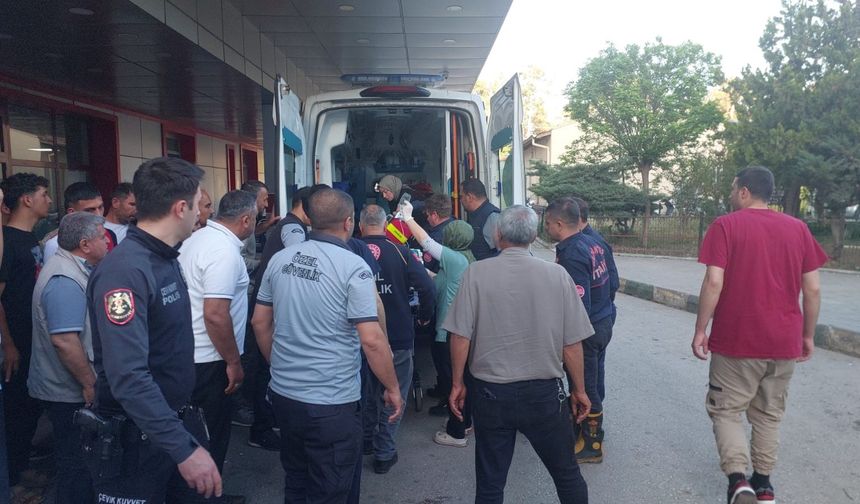 Çocuğunu kanaldan kurtardı
