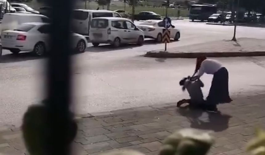 Sokak ortasında saç başa girdiler