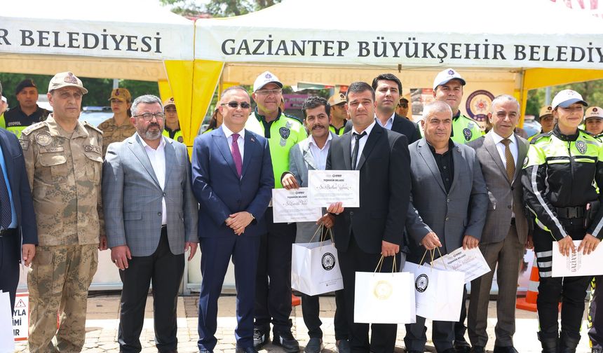 Vali'den başarılı şoföre ödül