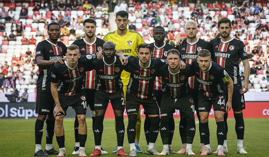 Futbolcusuna en çok şans veren 3. takımız