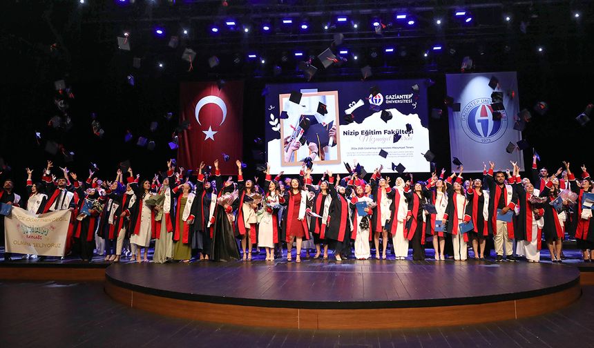 Eğitim fakültesinden mezun oldular