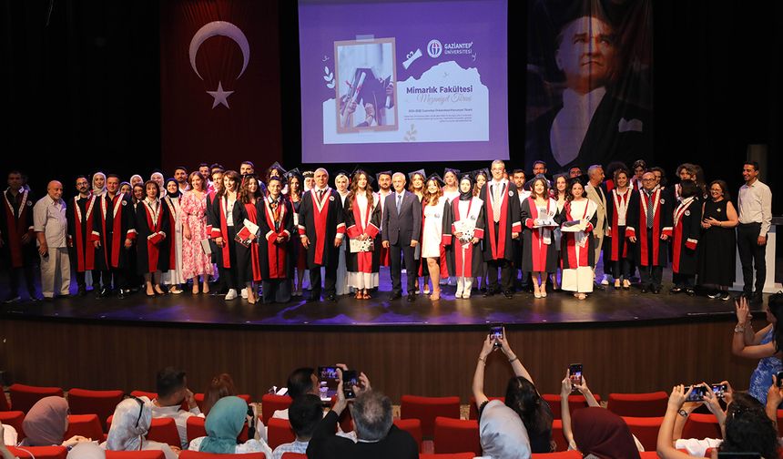 Mimarların mezuniyet sevinci