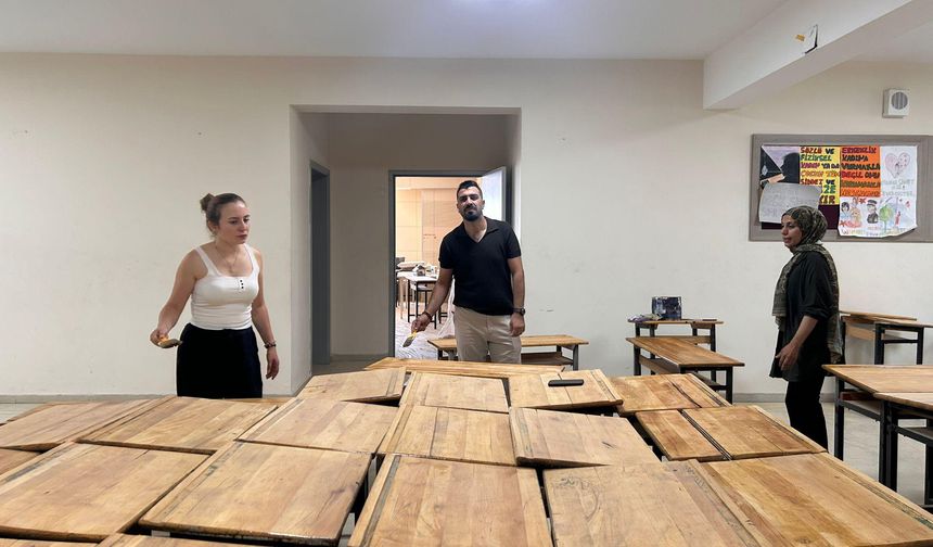 Öğretmenler, okulların sıralarını onardı