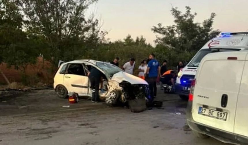 Araçlar kafa kafaya çarpıştı