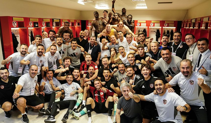 İlk galibiyet pozu