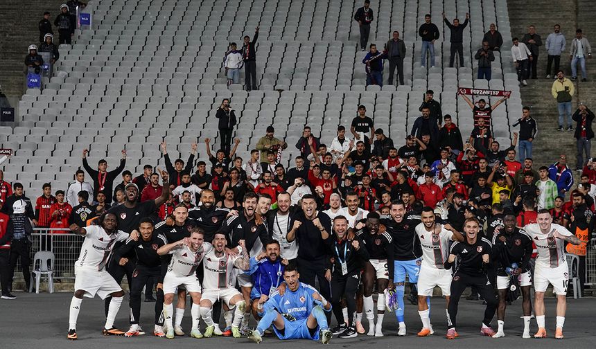 Taraftarlarla kutladılar