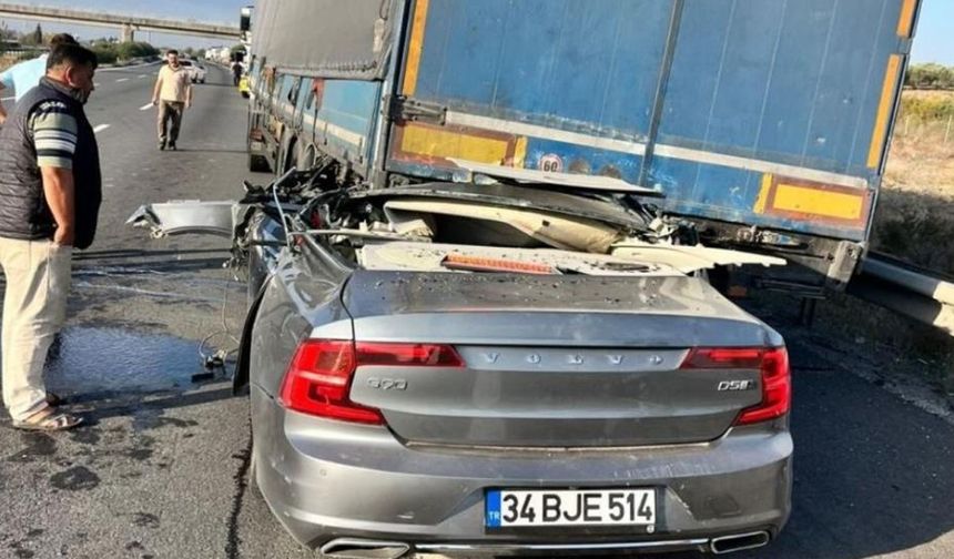 Tıra çarpan otomobil hurdaya döndü