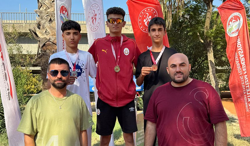 Yaşından büyük rakiplerini yendi