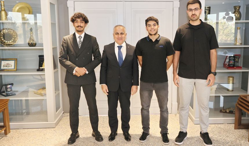 Cezayirli öğrenciler rektöre gitti