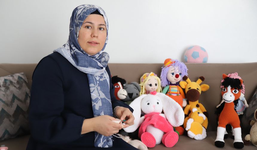 İşlediği oyuncaklarla çocuklarına bakıyor
