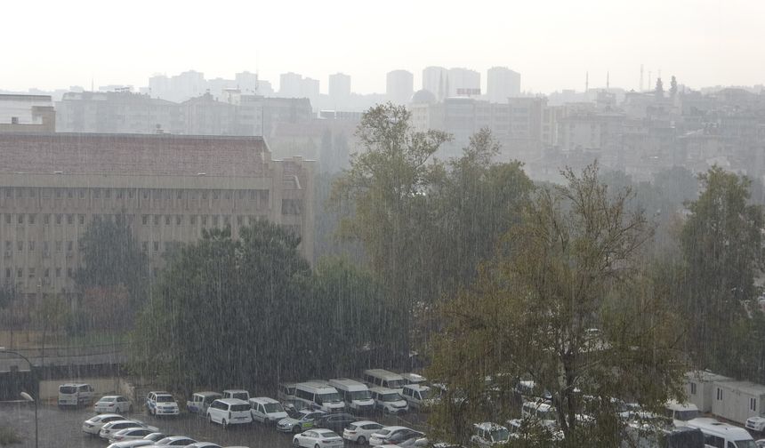 Gaziantep güne sağanakla uyandı