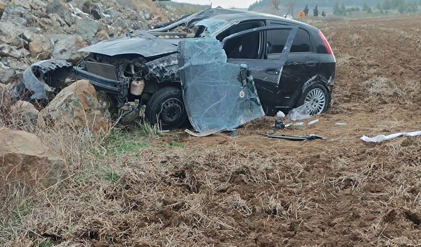 Devrilen otomobilin sürücüsü yaralandı