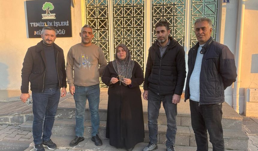 Düşürdüğü altını çöplükte buldu