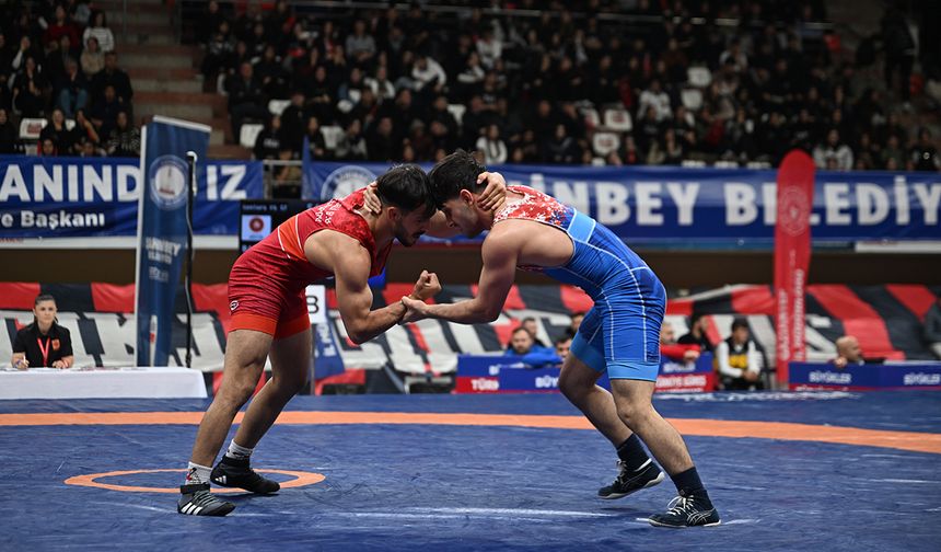 Güreş şampiyonası nefes kesti