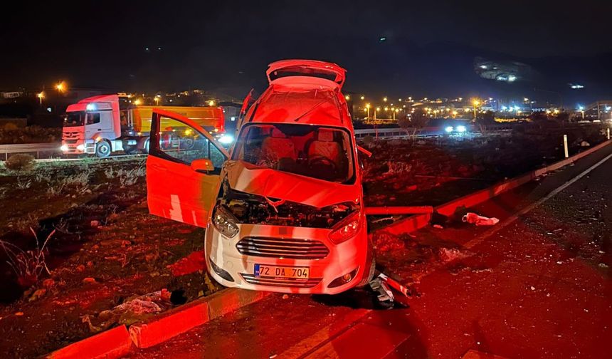 Hafif ticari araç ile tır çarpıştı