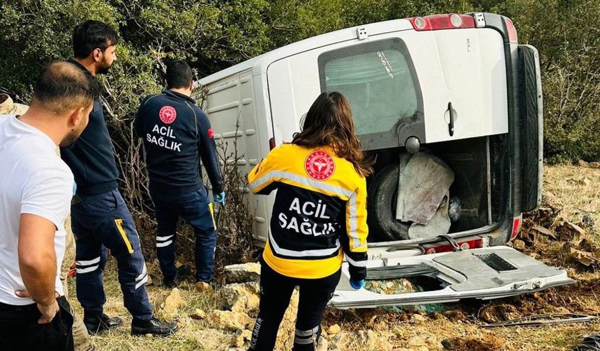 Minibüs şarampole uçtu 1 ölü 3 yaralı