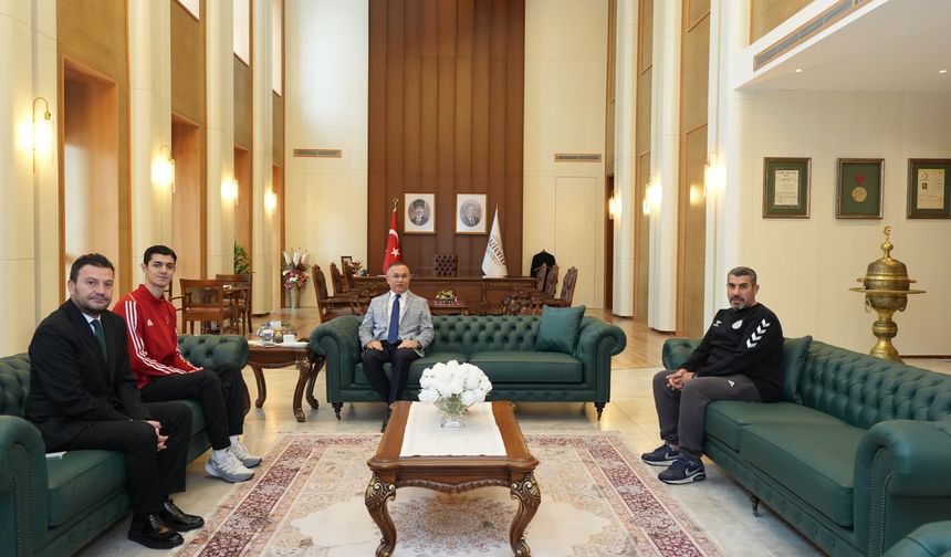 Şampiyondan Vali Çeber'e ziyaret