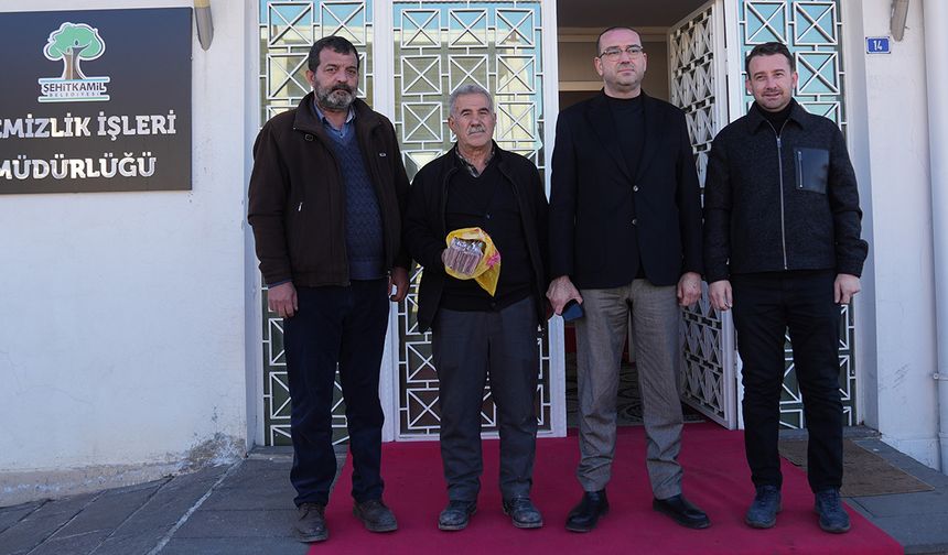 Çöp yerine para dolu poşeti çöpe attı