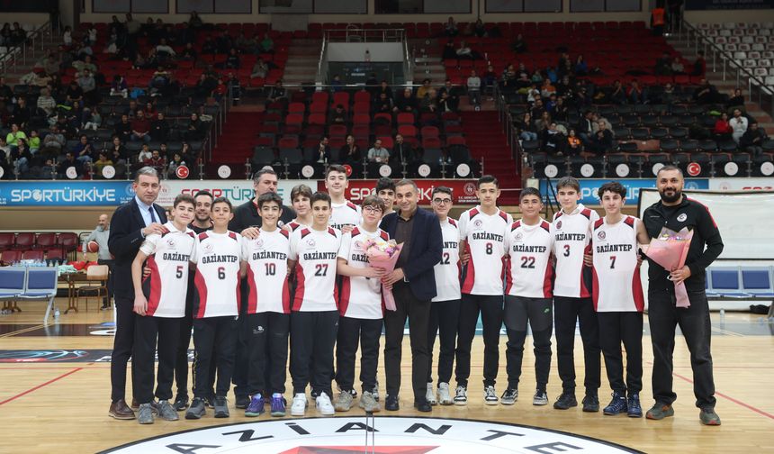 Bölge şampiyonu olan çocuklara jest