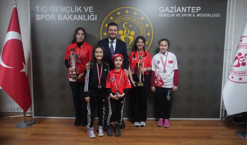 Kupalarını Şahin'e getirdiler