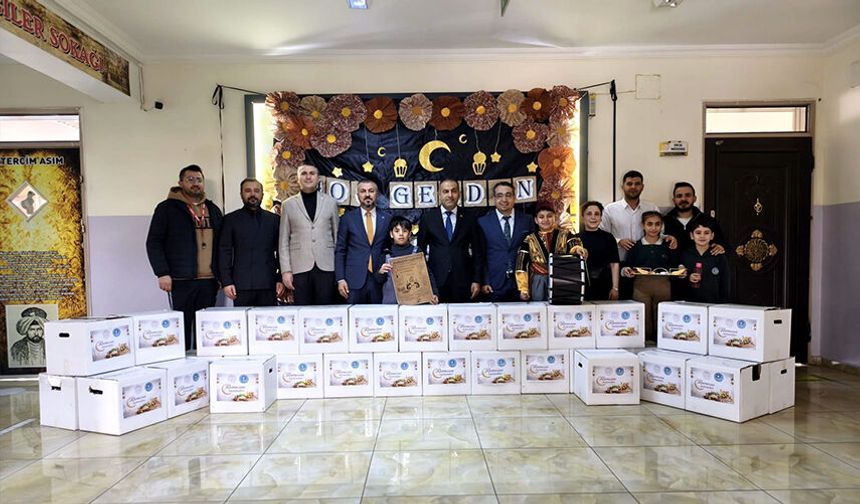 Öğrencilerden yardım kolisi