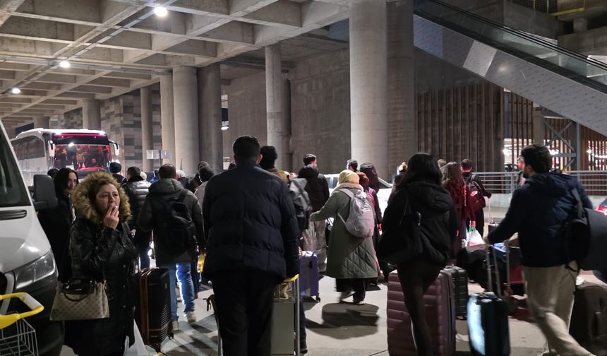 Uçak yolcuları yine perişan