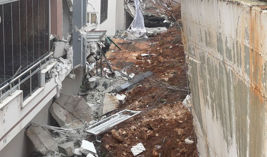 Yağış istinat duvarını yıktı