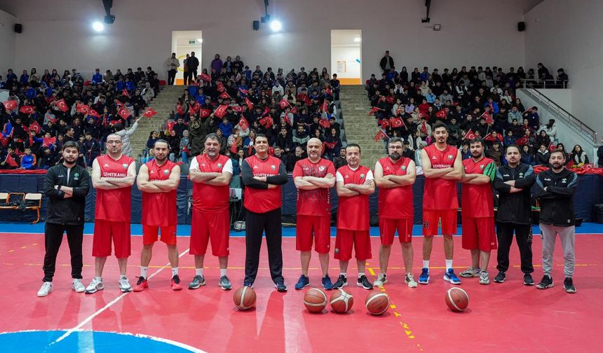 Yılmaz gençlerle kozlarını paylaştı