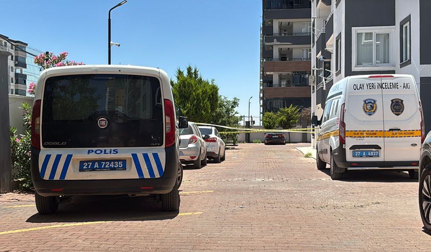 Gaziantep'te anne çocuğuyla 8. kattan atladı