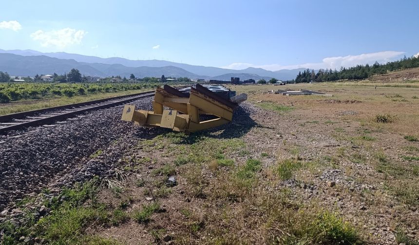 Ayrılan trenin vagonları devrildi