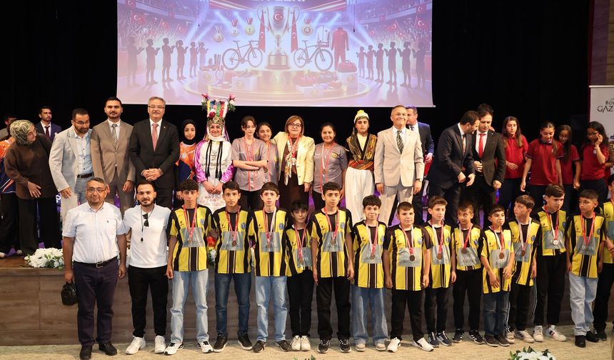 Büyükşehir’den dereceye girenlere ödül