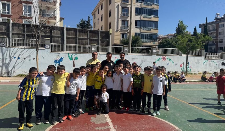 Müdür Özcan sahaya indi