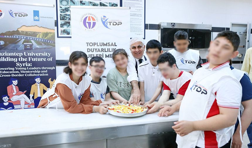 Rektör öğrencilerle pizza yaptı