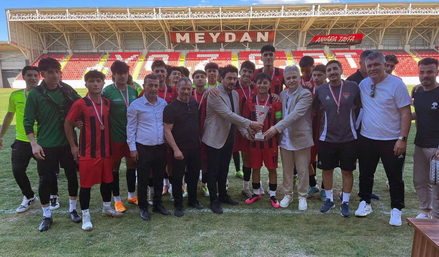 U18 liginde Şehitkamil üçüncü oldu