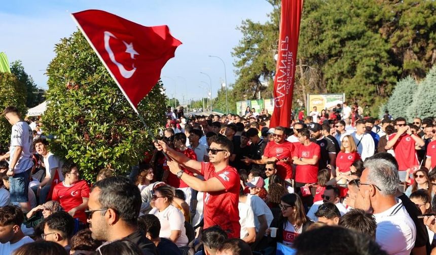 Üniversite meydanı doldu, taştı