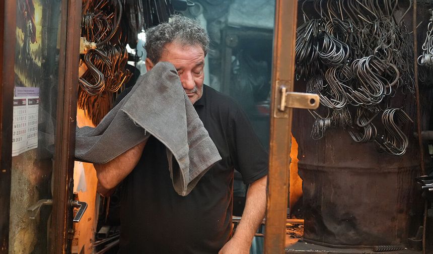 50 yıldır Demir dövüyor