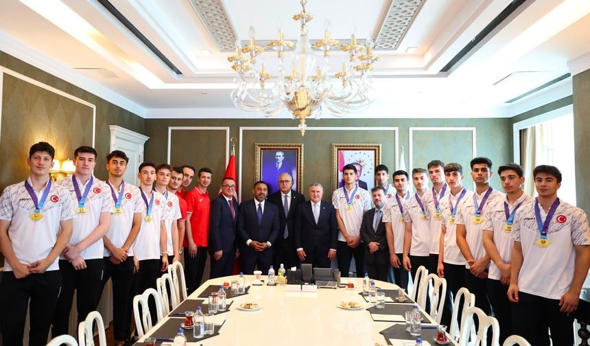 Bakan Aşkın Bak, Spor Lisesini tebrik etti
